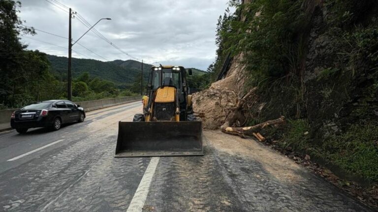 Serra Antiga da Rodovia dos Tamoios é interditada após deslizamento de terra