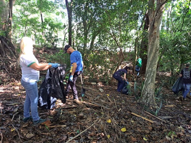 Mutirão mobiliza voluntários e recolhe resíduos no Parque Ecológico Baguaçu