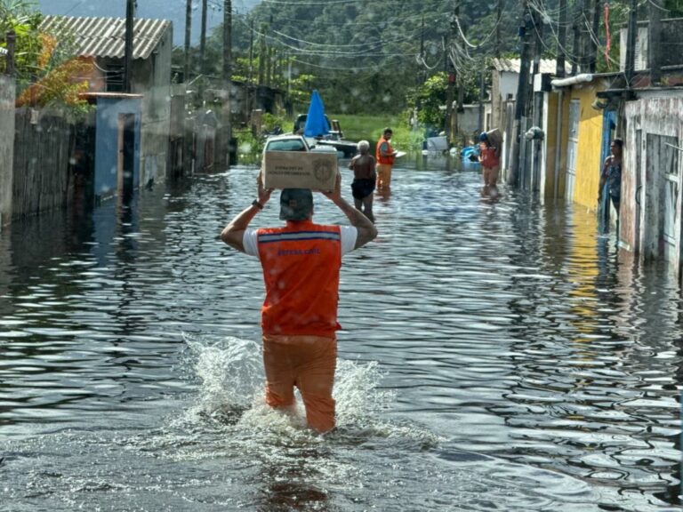 Famílias desabrigadas pelas chuvas começam a retornar para suas casas nas cidades da região