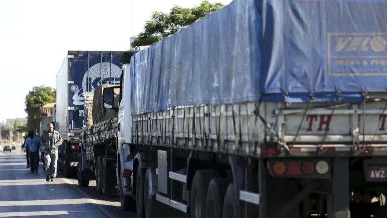 Caminhoneiros farão paralisação de 24 horas contra cobrança de pátios reguladores na região