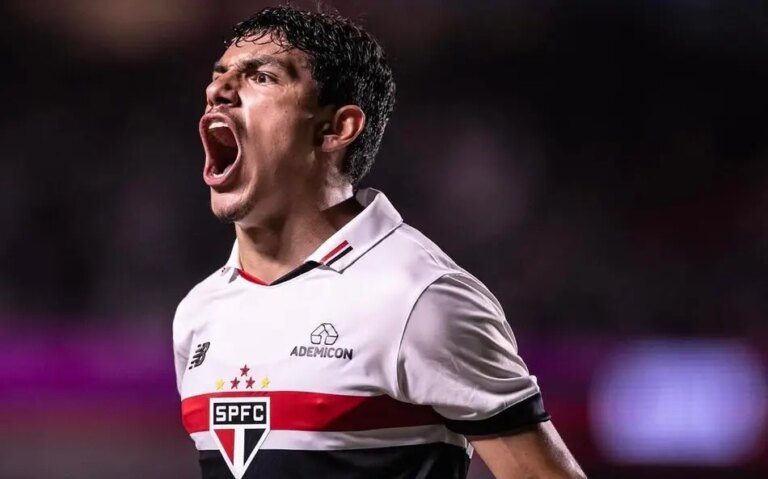 Moreira volta ao São Paulo: Lateral rescinde com Porto e reforça elenco do time paulista