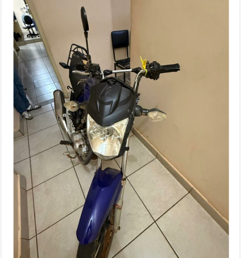 Adolescente fica em estado grave após ser atingido por jovem que empinava moto