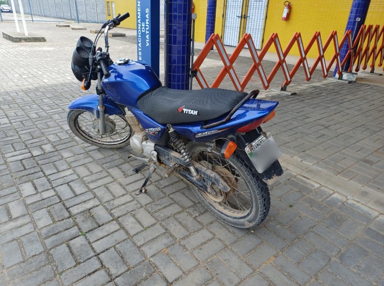 Jovem é preso com motocicleta adulterada e placa artesanal na BR-101, em Mamanguape