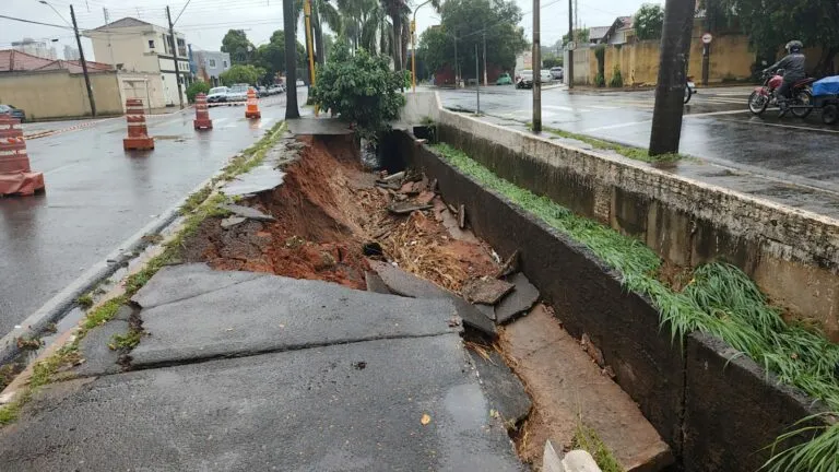 Chuva em Araçatuba causa queda de muro no canal da João Arruda Brasil