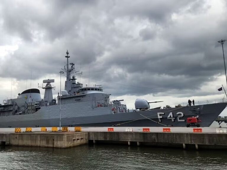 Navio da Marinha, Fragata Constituição, está aberto para visitação no Porto de Santos