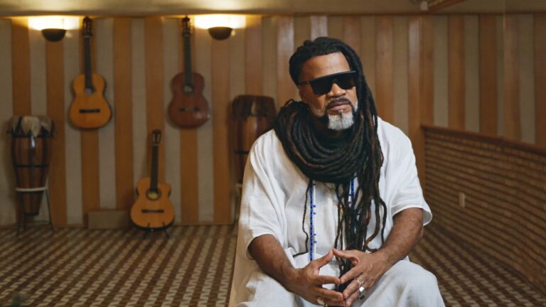 Nova série documental “Carlinhos Brown em Meia Lua Inteira” estreia dia 14 de abril