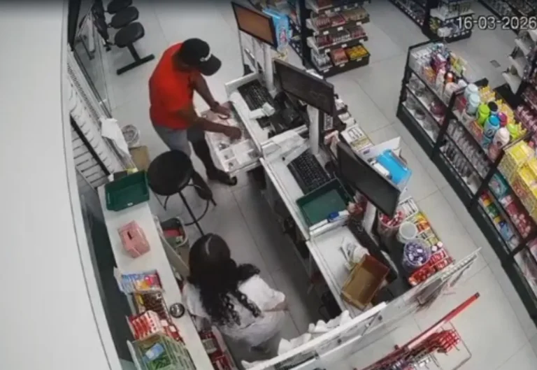 Homem rende funcionária de farmácia e rouba dinheiro do caixa; VÍDEO