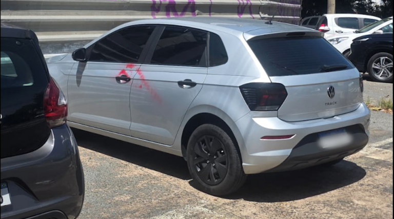 Vândalo picha seis carros no Jardim Santana em Campinas