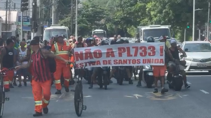 Estivadores realizam protesto contra PL733 nas ruas de Santos
