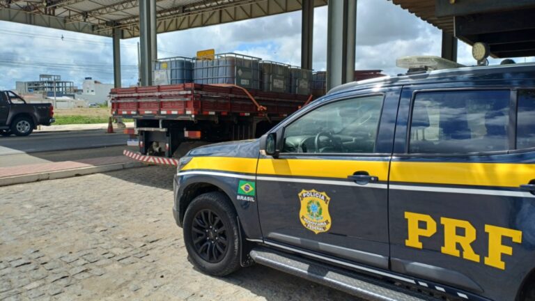 PRF na Paraíba apreende 10 mil litros de óleo de soja transportados em recipientes contaminados