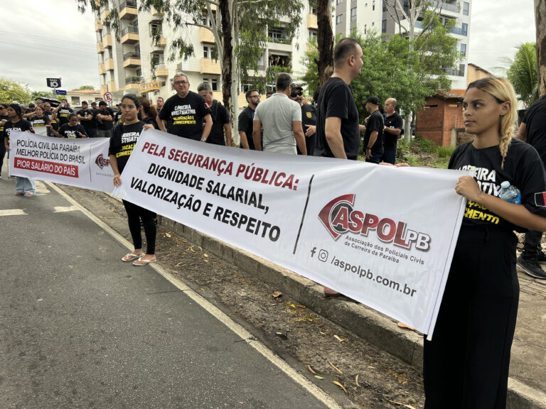 Policiais da Paraíba realizam novo protesto em frente à residência do governador