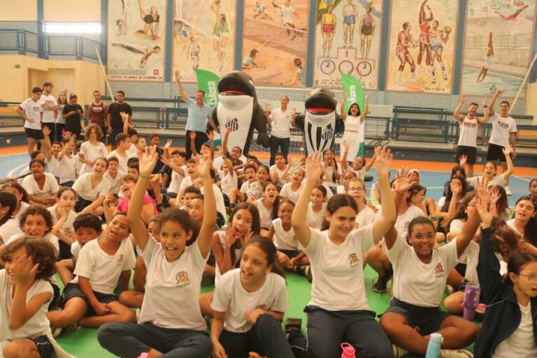 Atacante do Santos FC conta seu exemplo de vida em escola da Baixada Santista