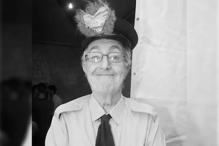 Roberto Marquis, o Guarda Juju da “Praça É Nossa”, morre aos 83 anos