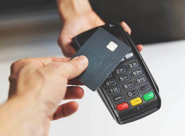 Idosa leva golpe de supostos pedreiros e paga mais de R$ 16 mil em reparo de telhado no litoral de SP