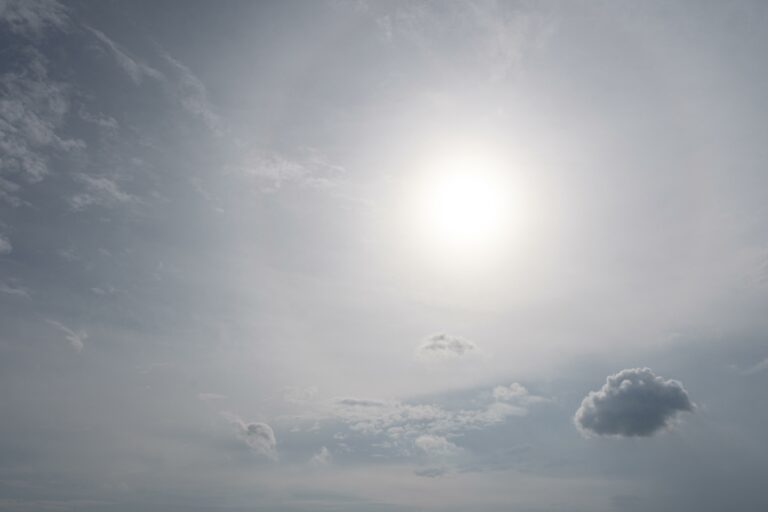Sol entre nuvens e chuvas isoladas devem marcar o tempo na Paraíba neste sábado (7)