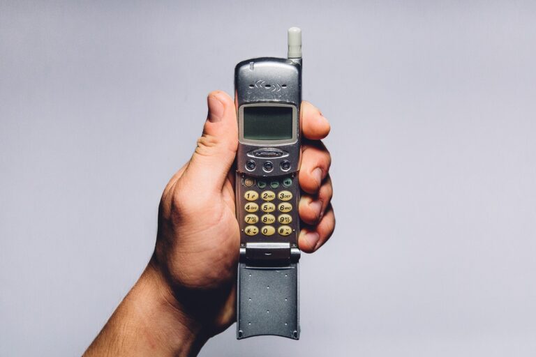 A história dos celulares: dos primeiros modelos aos smartphones atuais