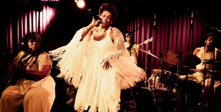 Thalma de Freitas leva Gira de SambaJazz a Casa de Francisca