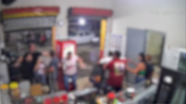 Homem toma uma cabeçada e atira contra frequentadores de bar