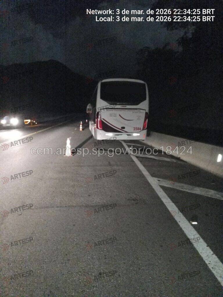 Ônibus com 47 passageiros sofre pane mecânica e interdita faixa da Tamoios, em Caraguatatuba