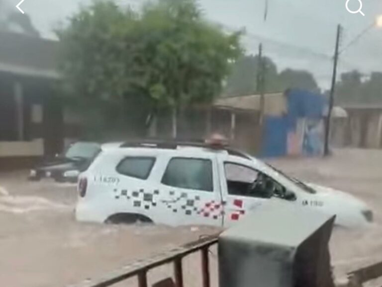 Chuva forte causa alagamentos e deixa pessoa desaparecida em Martinópolis