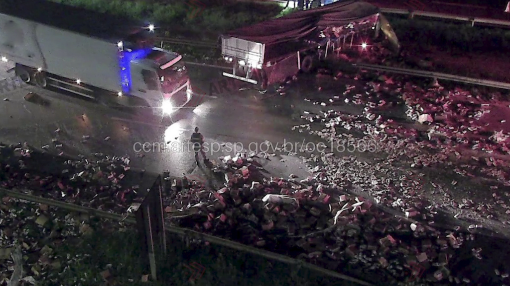 Carga de leite se espalha na pista após acidente na Rodovia Anhanguera