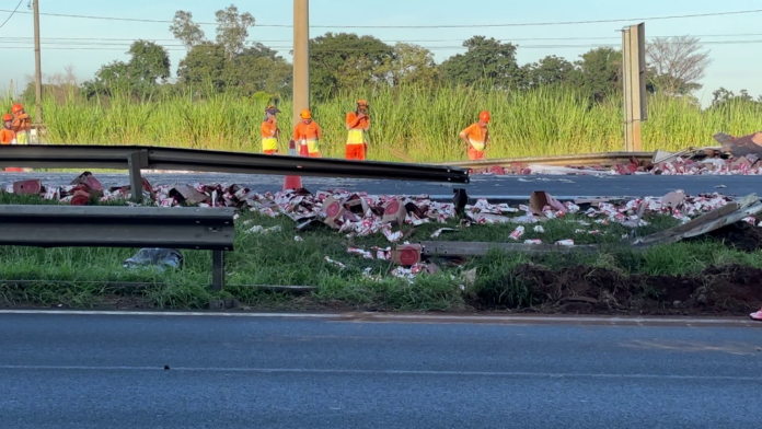 Carga de leite se espalha na pista após acidente na Rodovia Anhanguera