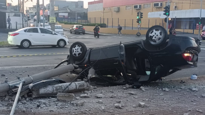 Veículo derruba poste no Parque Valença e deixa três feridos
