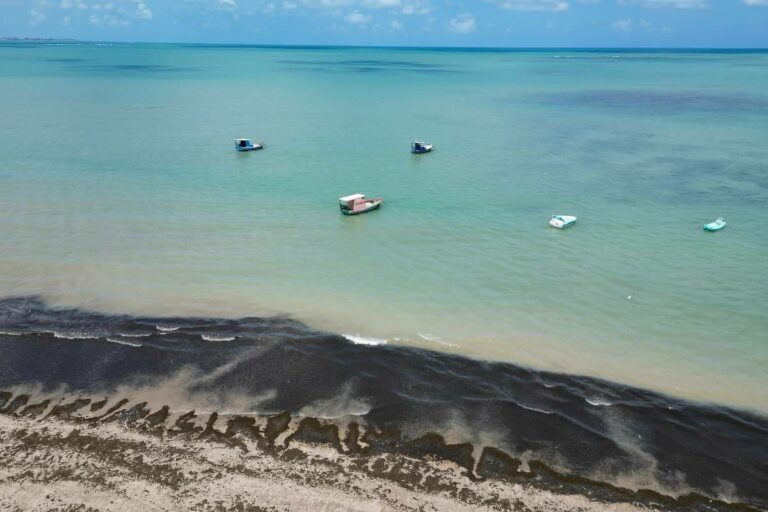 Justiça determina ações urgentes contra esgoto nas praias de João Pessoa