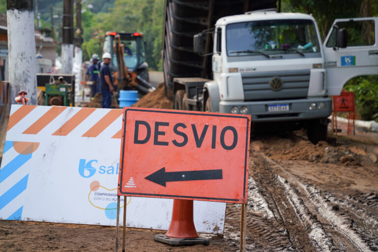 Ruas e avenidas de Praia Grande são interditadas para obras da Sabesp; confira