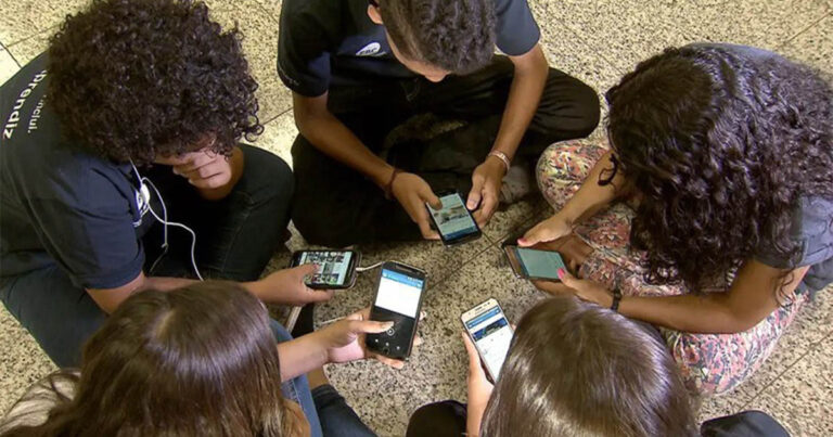 Um ano após proibição de celulares na educação, estudantes e professores já notam efeitos positivos