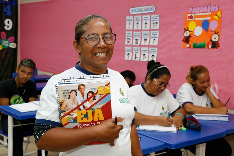 Estudos do Instituto de Métricas e Avaliação em Saúde indicam que cada ano adicional de estudo pode reduzir o risco de mortalidade em até 2%, revelando a escolaridade como um pilar fundamental da longevidade.