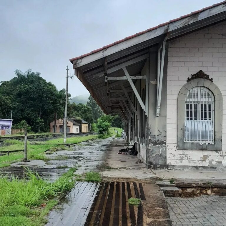 Idosa morre após ser atropelada por trem no Centro de Queluz