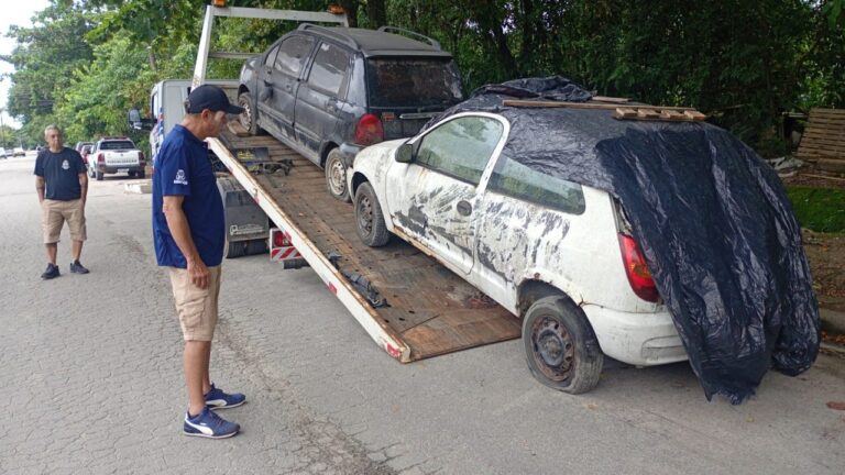 Operação Via Livre remove 13 veículos abandonados das ruas de Guarujá