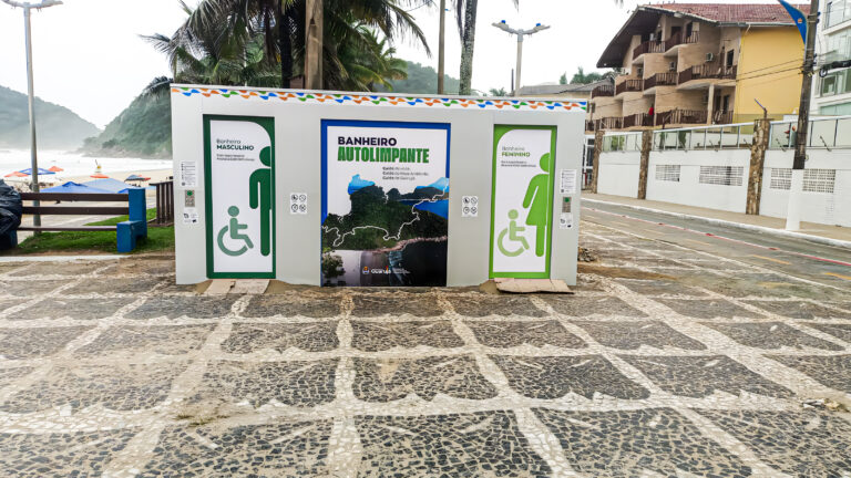 Praia do litoral recebe primeiro banheiro autolimpante do Estado de São Paulo