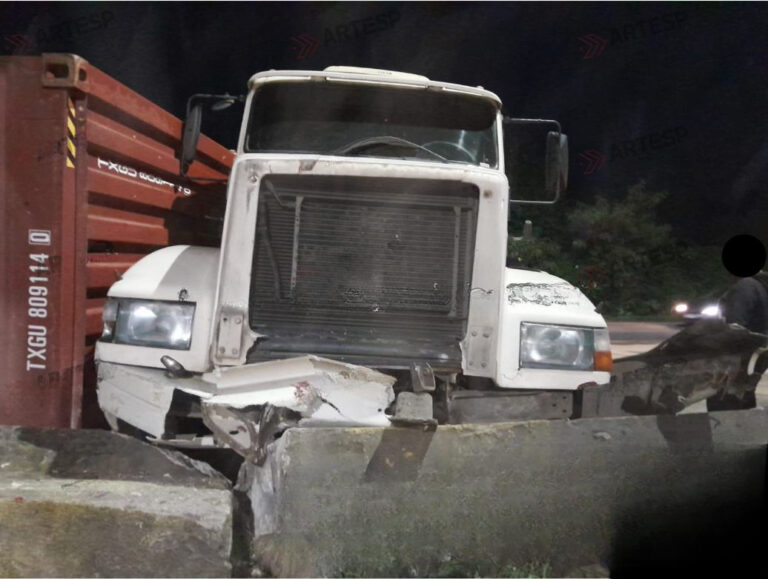 Carreta perde o controle e tomba com carga de painéis solares em rodovia do litoral de SP