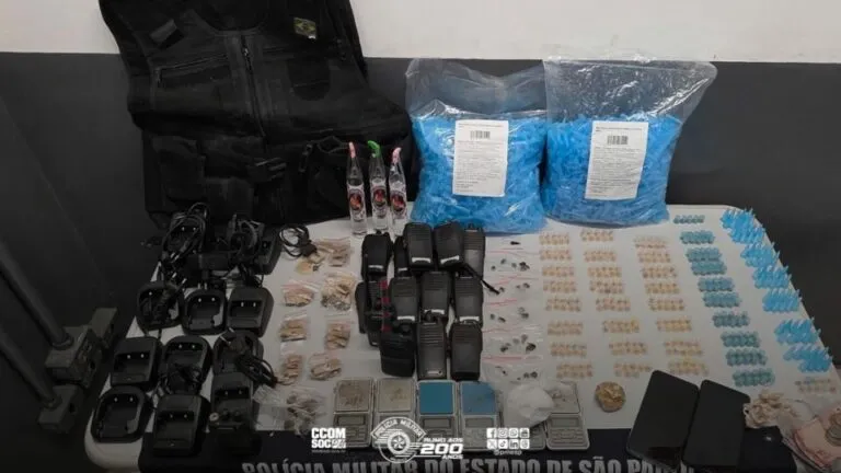 Operação apreende grande quantidade de drogas e rádios comunicadores em Santos