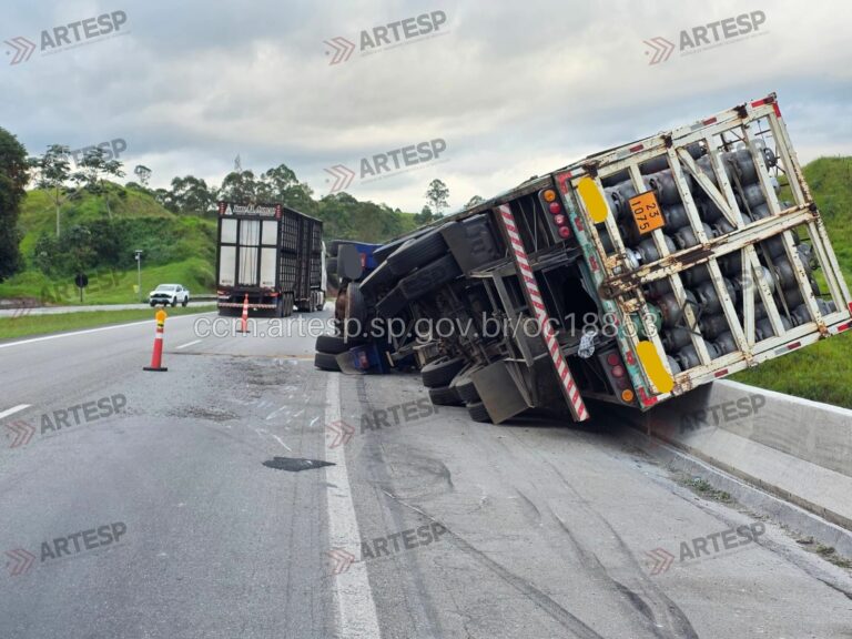 Carreta tomba na Dom Pedro I e interdita faixa em Igaratá