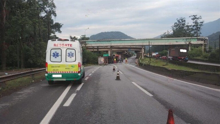 Caminhão-tanque perde o controle, tomba e causa vazamento de oléo em Rodovia de Cubatão