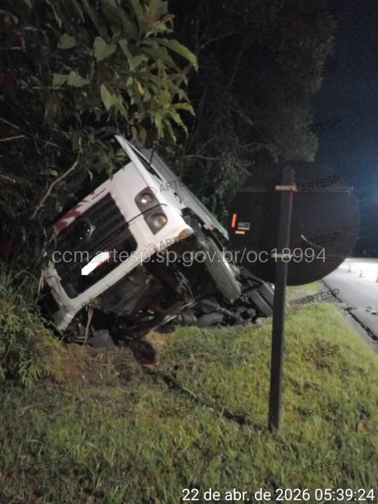 Carreta tomba após falha mecânica na Tamoios, em Paraibuna