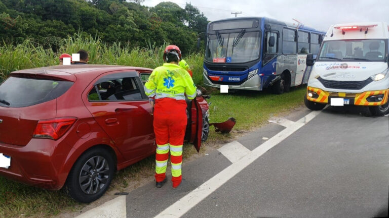 Carro bate em traseira de ônibus após perder o controle em rodovia de Itanhaém