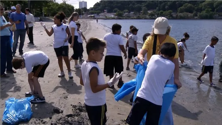 Ação ambiental leva alunos à Praia do Guamium em São Vicente