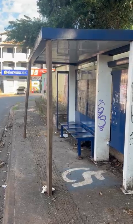 Moradores usam pedaços de madeira para segurar teto de ponto de ônibus