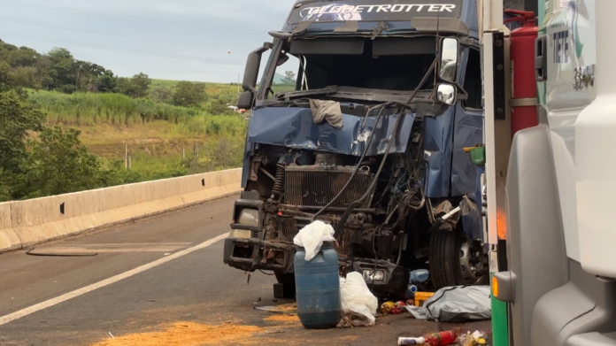 Caminhão desgovernado em rodovia deixa policial em estado grave e um morto