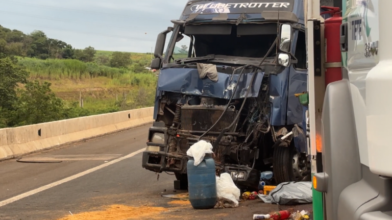 Caminhão desgovernado em rodovia deixa policial em estado grave e um morto