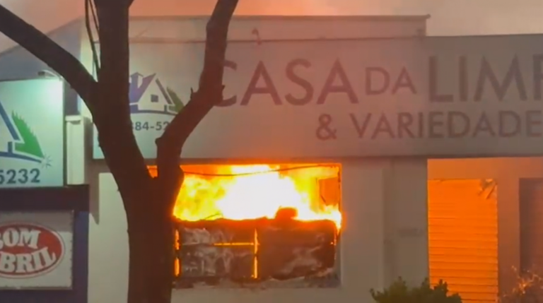 Incêndio destrói loja de produtos de limpeza em Paulínia