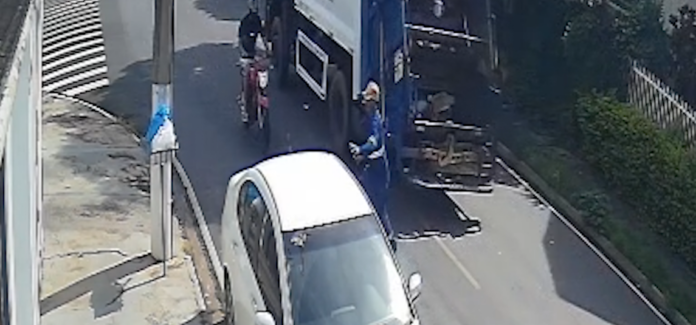 Gari é atropelado por moto ao descer de caminhão de lixo