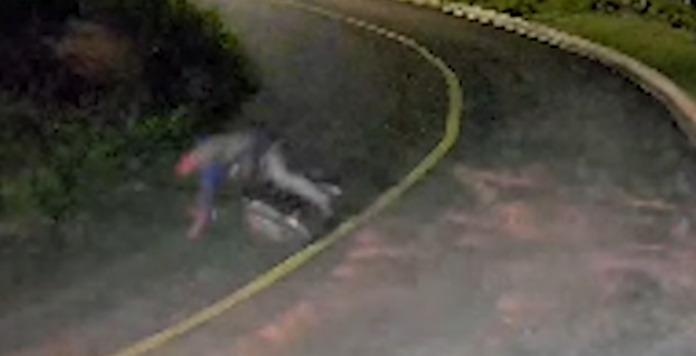 Ciclista perde o controle, escorrega e é atropelado por micro-ônibus Ciclista perde o controle, escorrega e é atropelado por micro-ônibus