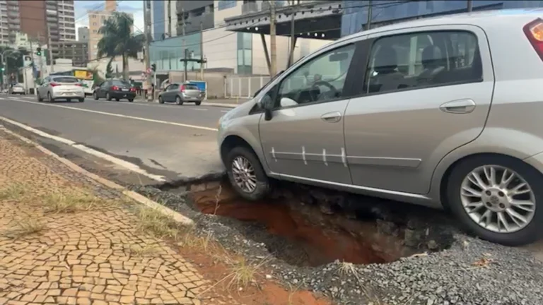 Cratera se abre na Barão de Itapura e carro quase é engolido em Campinas