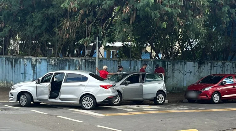 Criminosos tentam levar estepe de carro, mas são impedidos por moradores