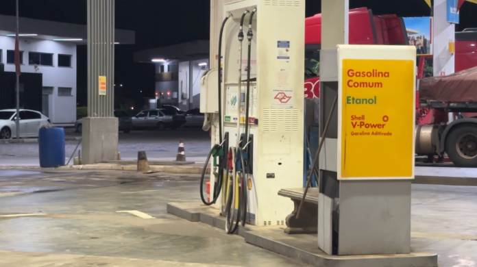 Criminosos assaltam posto de gasolina e fogem pela mata após perseguição